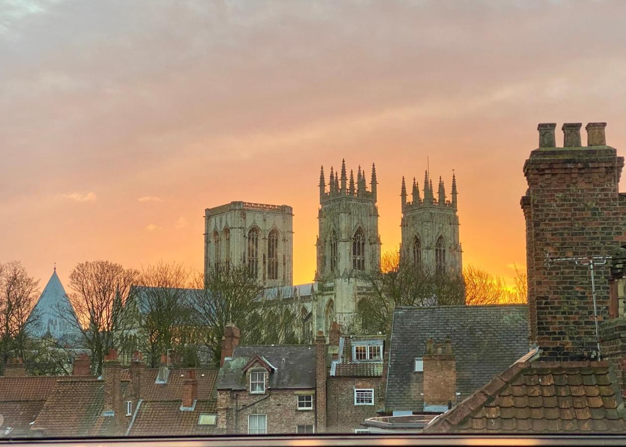 Churchill Two Bedroom Apartments With Free Parking And The Minster View York Buitenkant foto