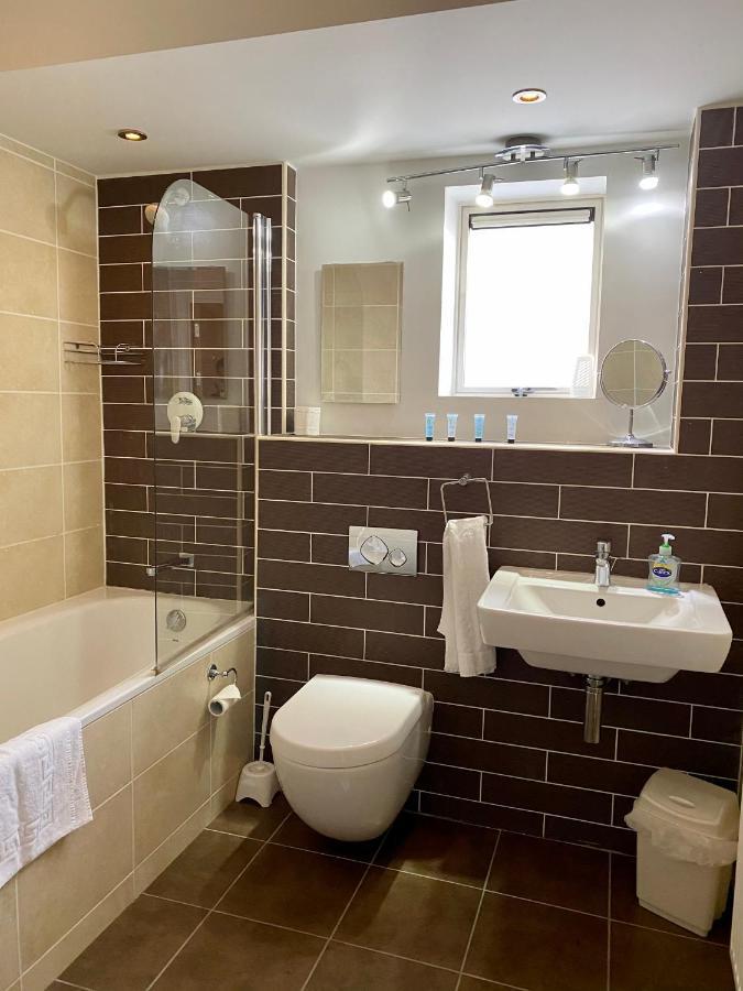 Churchill Two Bedroom Apartments With Free Parking And The Minster View York Buitenkant foto